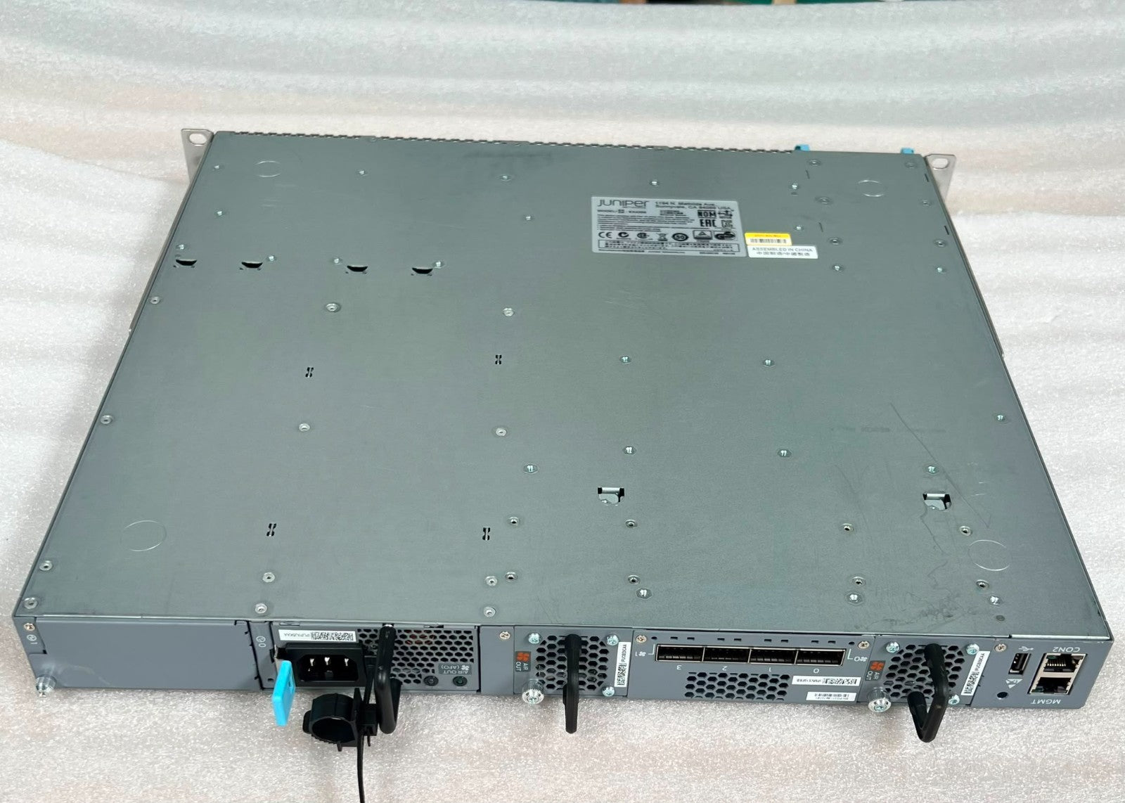 Juniper EX4300-48P switch rear